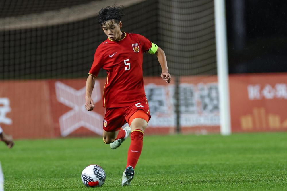 球星赛后向看台深深鞠躬