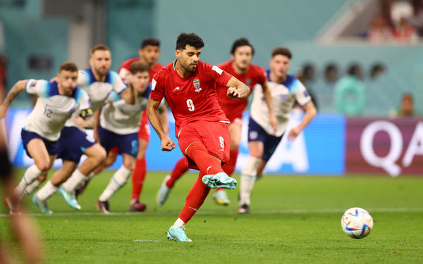 网红“小溥仪”现场观战北京国安比赛，与张稀哲合影留念