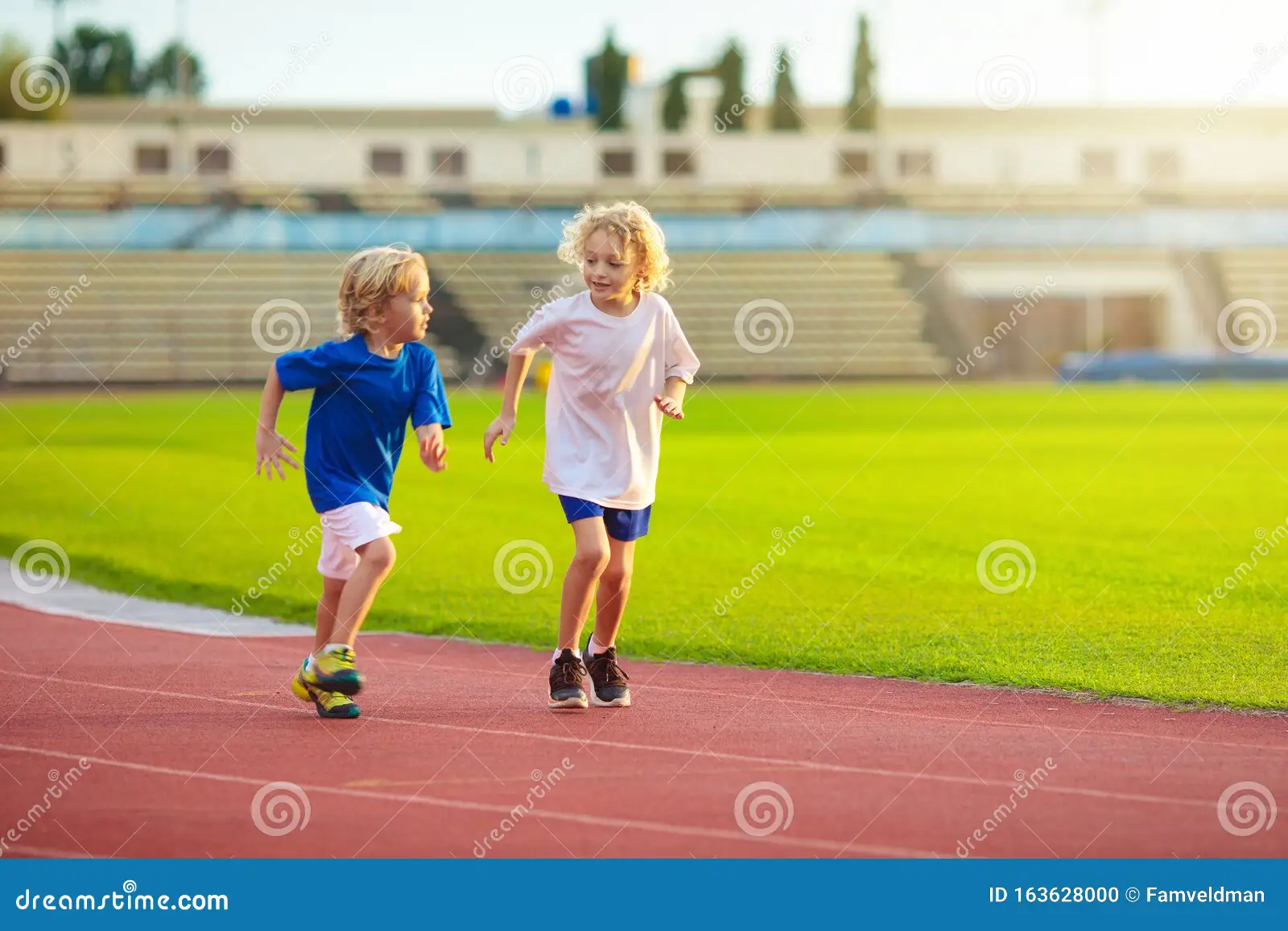 巴萨在塞维利亚对阵贝蒂斯的百年对决：历史的延续与未来的碰撞